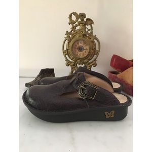 🌴Alegria Classic Molasses Tooled Leather Clog 🌴